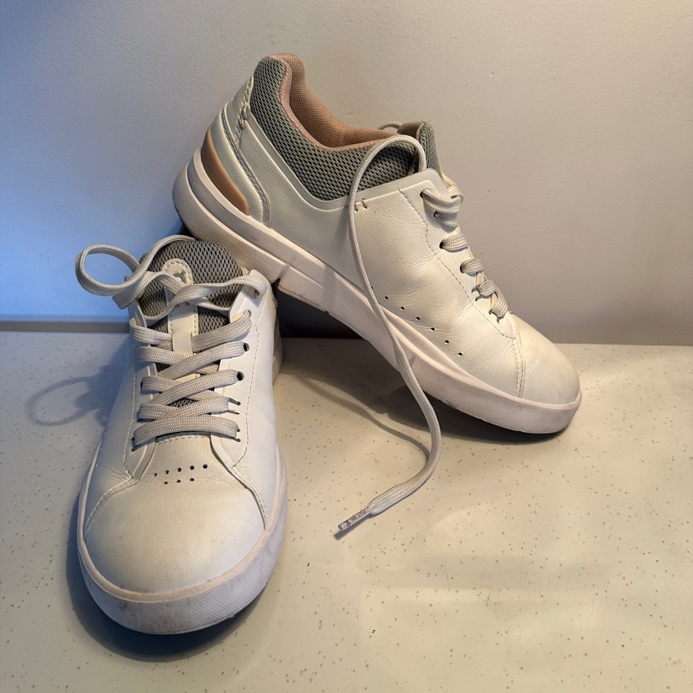 On The Roger Advantage Sneaker. White Leather. 6.5